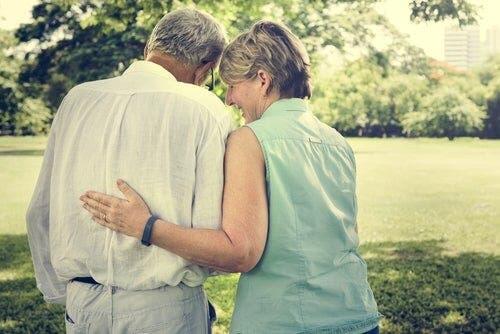 Rakastuminen yli 50-vuotiaana on nykyään normaalimpaa kuin ennen.