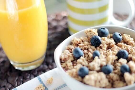 Aamiaisten avulla parannat mielialaa: mustikat ovat hyvä vaihtoehto.