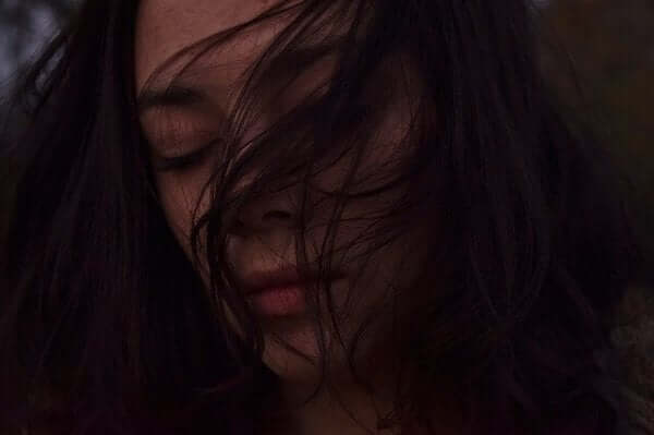 Henkistä taakkaa kantavat ihmiset ovat kuin tunteita imeviä pesusieniä