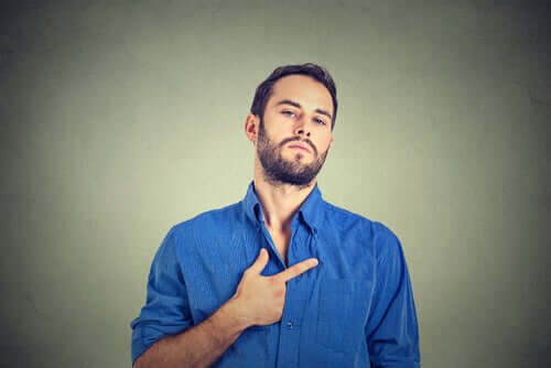 Hubrisin oireyhtymällä tarkoitetaan sellaisia ihmisiä, jotka kokevat muutoksia persoonallisuudessaan päästessään johtotehtäviin