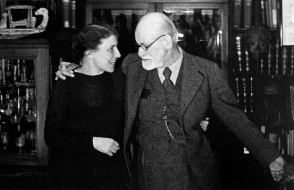 Kuuluisan psykiatri Sigmund Freudin tytär Anna Freud on tarjonnut omilla tutkimuksillaan perustavanlaatuisia löydöksiä psykiatrian alalla