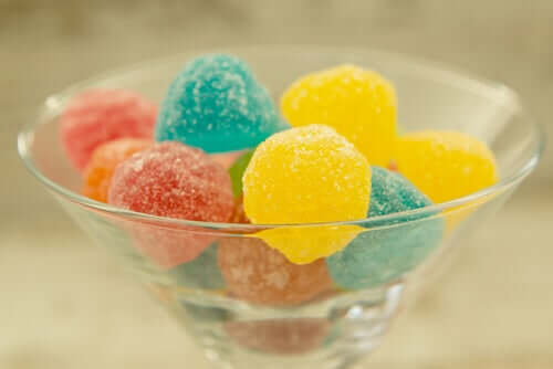 Fruit snack challenge -haasteena on täyttää kulho lapsen mielestä houkuttelevasta ruoasta, yleensä makeisilla, kuten hedelmävälipaloilla