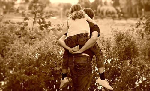 Perheen rooli yhteiskuntamme lasten hoidossa, kasvatuksessa ja huolehtimisessa on kiistaton