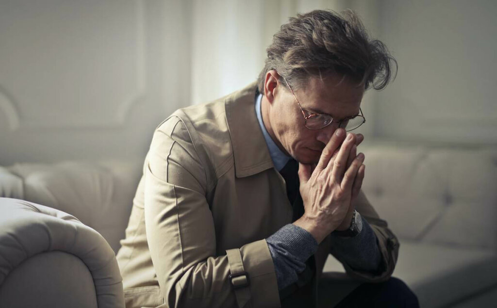 Jatkuva toisen ihmisen aliarvostaminen ja halventaminen on yksi henkisen väkivallan ja kaltoinkohtelun tavoista