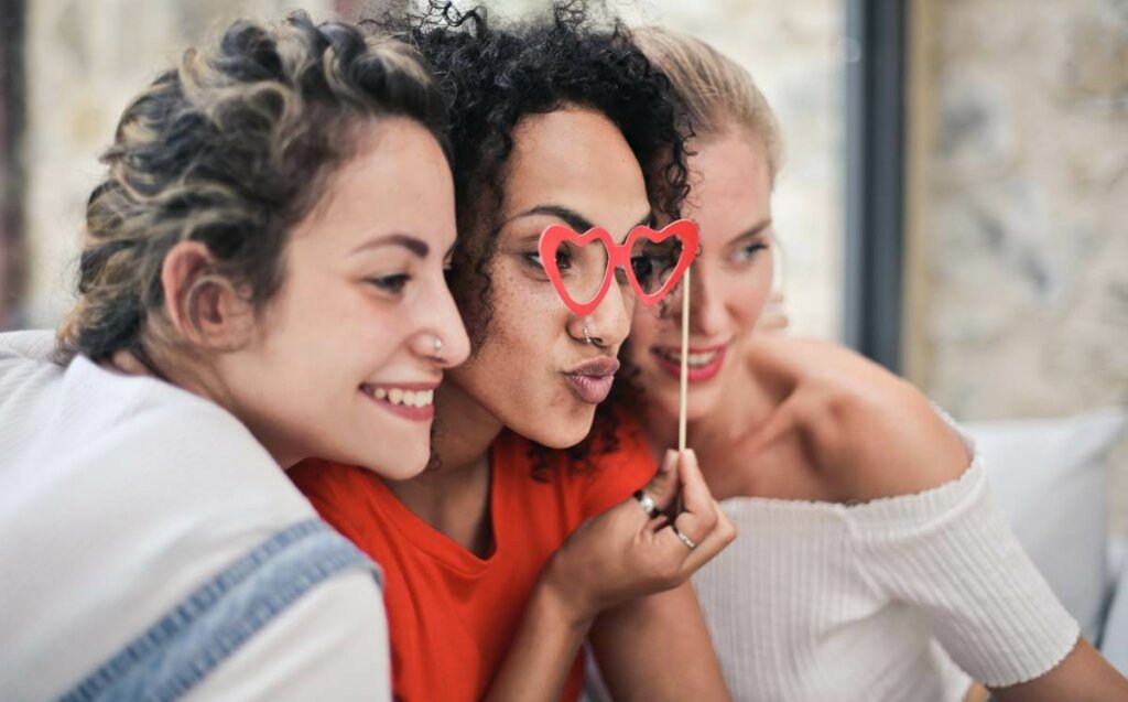 Ihmiset ovat sosiaalisia olentoja ja aivomme tarvitsevat laadukasta vuorovaikutusta vertaistensa kanssa löytääkseen turvallisuuden tunteen