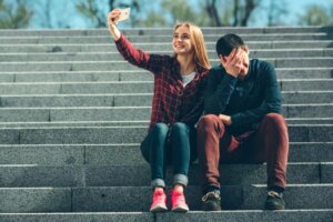 Patologinen etäisyys sen välillä mitä tunnemme ja mitä näytämme sosiaalisessa mediassa