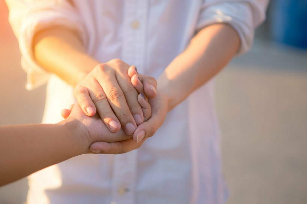 Kun autamme perheenjäsentä, ystävää tai muukalaista kadulla, tunnemme olomme epäitsekkäiksi hyviksi ihmisiksi