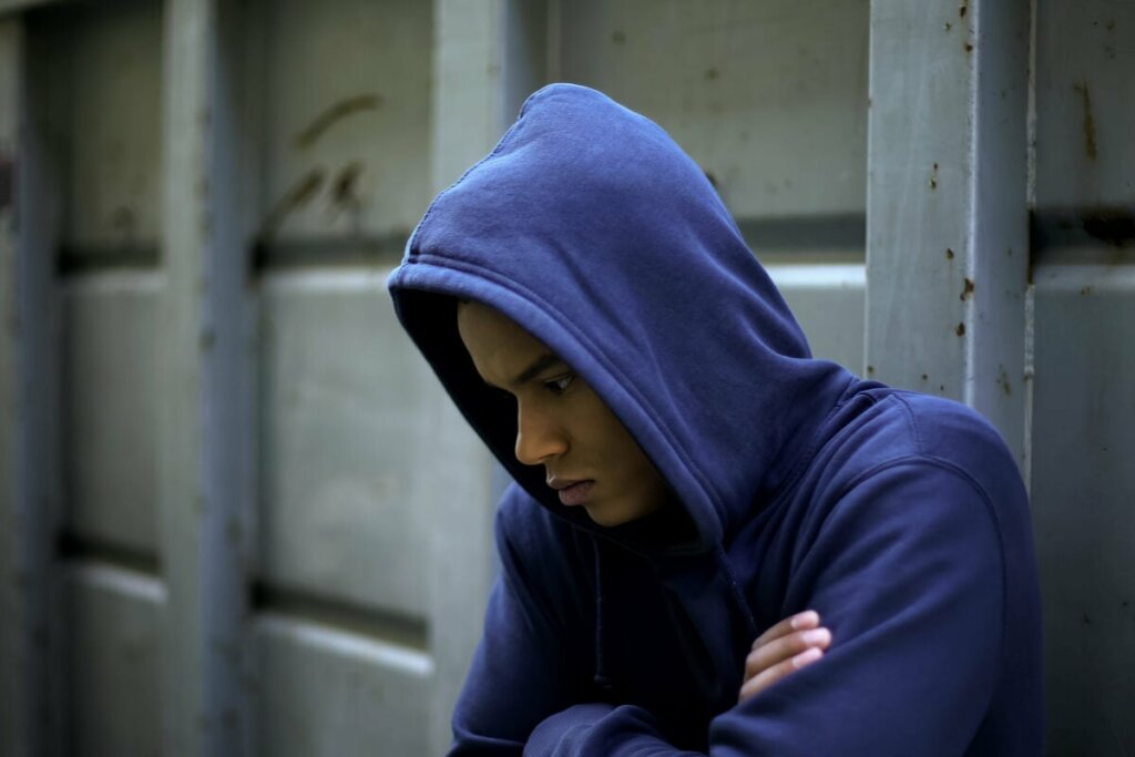 Sana anomia viittaa sääntöjen puuttumiseen ja taipumukseen rikkoa sääntöjä