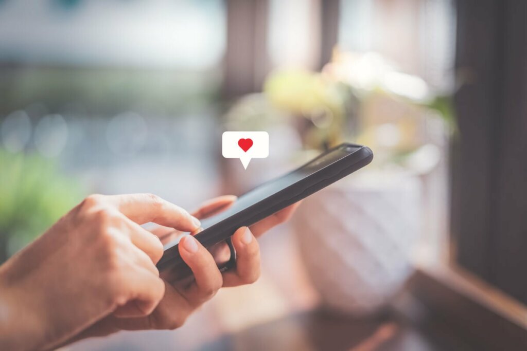 Patologinen etäisyys sen välillä, mitä tunnemme ja mitä näytämme sosiaalisessa mediassa, voi aiheuttaa meissä ahdistusta