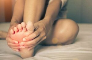 Polttavien jalkojen oireyhtymä: syyt ja oireet