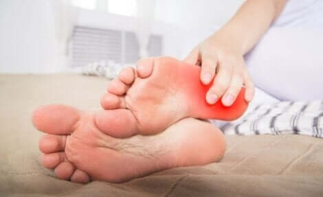 Polttavien jalkojen oireyhtymä aiheuttaa jalkaterien polttelua 