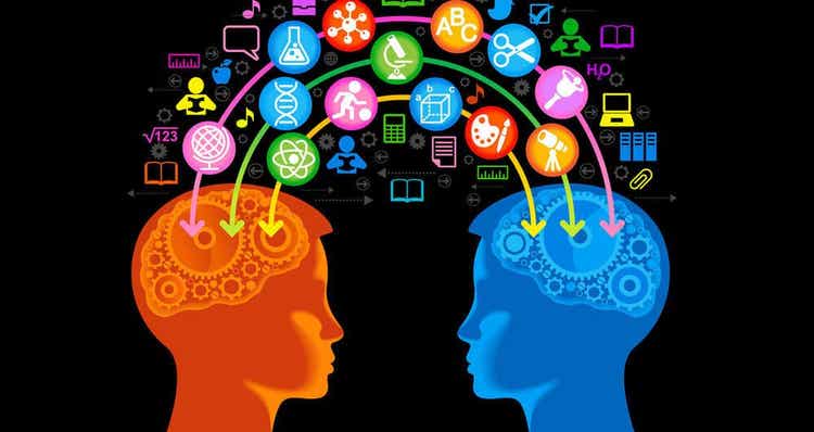 Aivojen optimaalisen toiminnan kannalta meidän tulisi viettää aikaa esimerkiksi eri-ikäisten, eri taustoista tulevien ja eri uskomuksia omaavien ihmisten kanssa