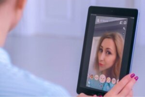 Selfie -dysmorfia: elämä sosiaalisen median suodattimien läpi