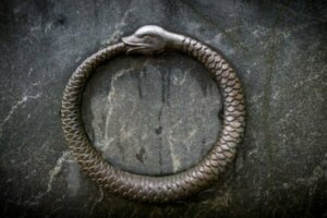 Ouroboros: paradoksi ja ikuinen paluu