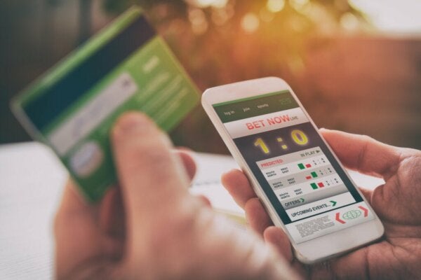 Online-uhkapeliriippuvuus: oireet ja hoito