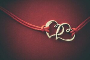 Tarina punaisesta rakkauden langasta