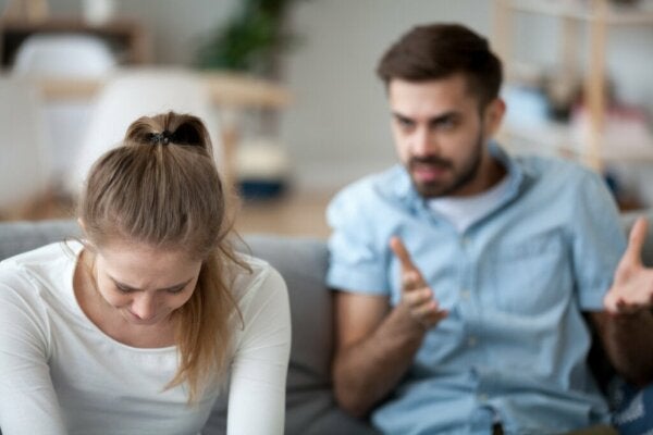 Mitä tehdä, jos kumppanisi on verbaalisesti aggressiivinen sinua kohtaan?