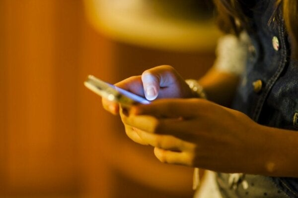 Mykkä sukupolvi: miksi nuoret eivät vastaa kännykkäänsä?