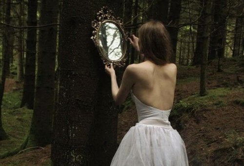 Jos etsit jotakuta muuttamaan elämäsi, katso peiliin