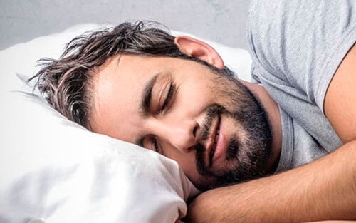 Erot REM-unen ja syvän unen välillä