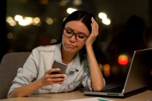 Ystävät, jotka vastaavat viesteihin, mutta eivät lähetä niitä