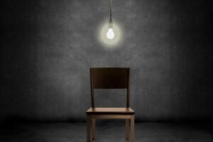 Tyhjän tuolin tekniikka auttaa rakentamaan myötätuntoa itseäsi kohtaan