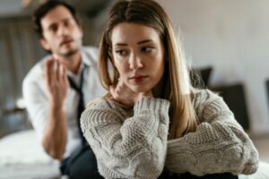 Miksi pysyt sinua satuttavissa suhteissa?