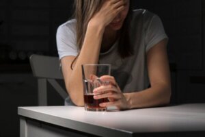 Alkoholin juominen tekee surullisemmaksi, ei onnellisemmaksi
