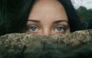 Mitä aivoissa tapahtuu, kun elämä välähtää silmien edessä?