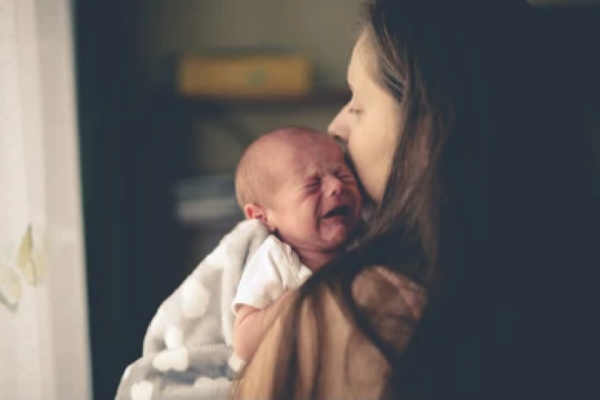 Kuinka rauhoittaa itkevää vauvaa: mitä tiede sanoo?