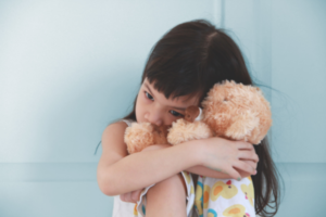 Hylkäämisen trauma, adoption haavat