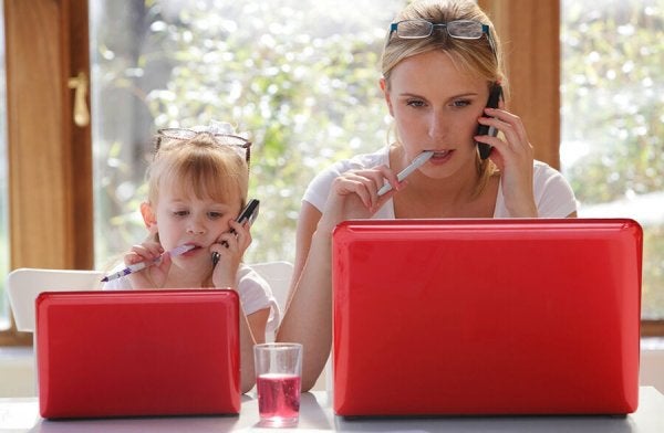 Miksi lapset matkivat aikuisia?