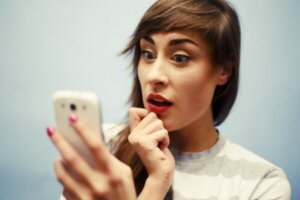 Väärän tiedon levittäminen sosiaalisessa mediassa