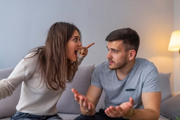 Mitä tehdä, jos kumppanisi huutaa sinulle, kun olet eri mieltä hänen kanssaan