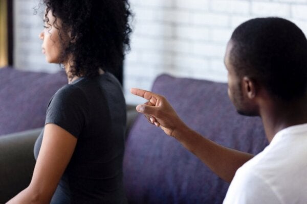 Mitä voit tehdä, jos kumppanisi syyttää sinua kaikesta?