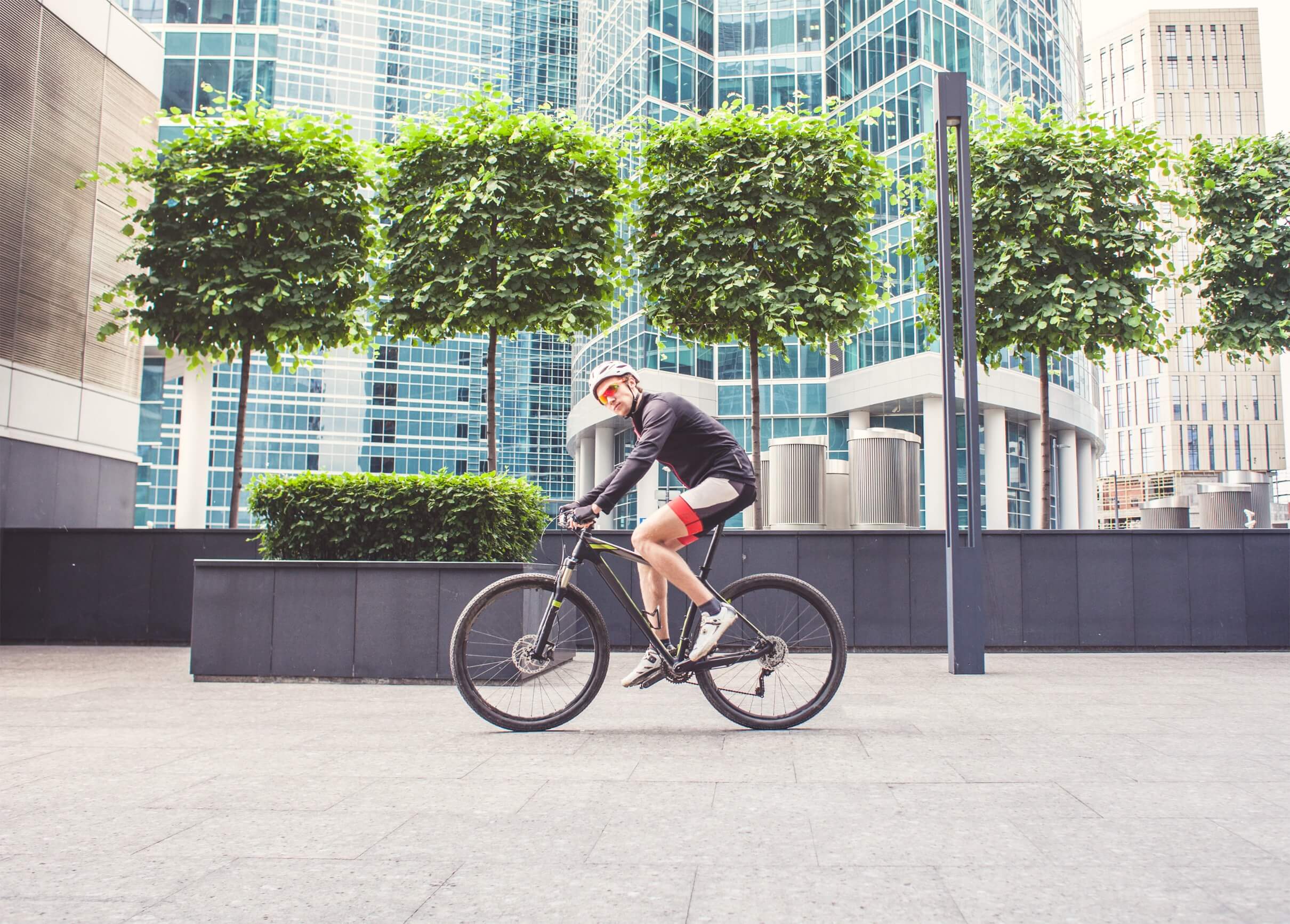 Mies parantaa terveyttään sähköpyörän avulla.