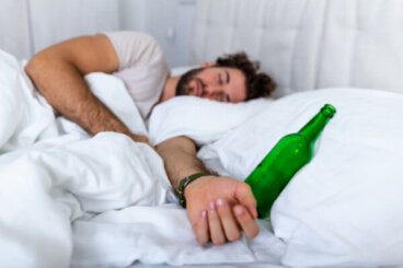 Alkoholin nauttiminen ennen nukkumaanmenoa vaikuttaa negatiivisesti uneen