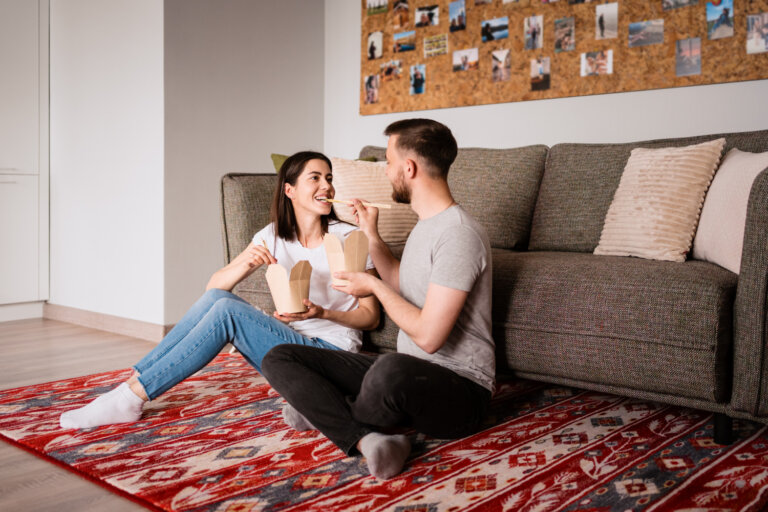 Kaunis punainen matto voi muuttaa minkä tahansa tylsän huoneen persoonalliseksi tilaksi.